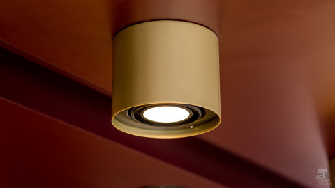 Detail van een lamp (spot) van een aanhangwagen voor bloemen