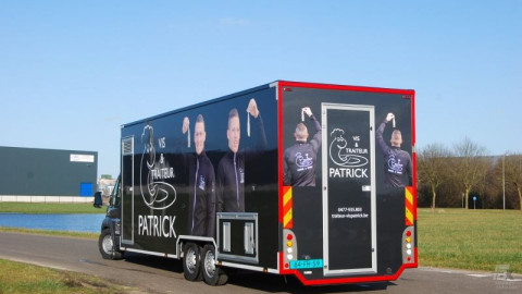 Achteraanzicht van een verkoopwagen voor vis