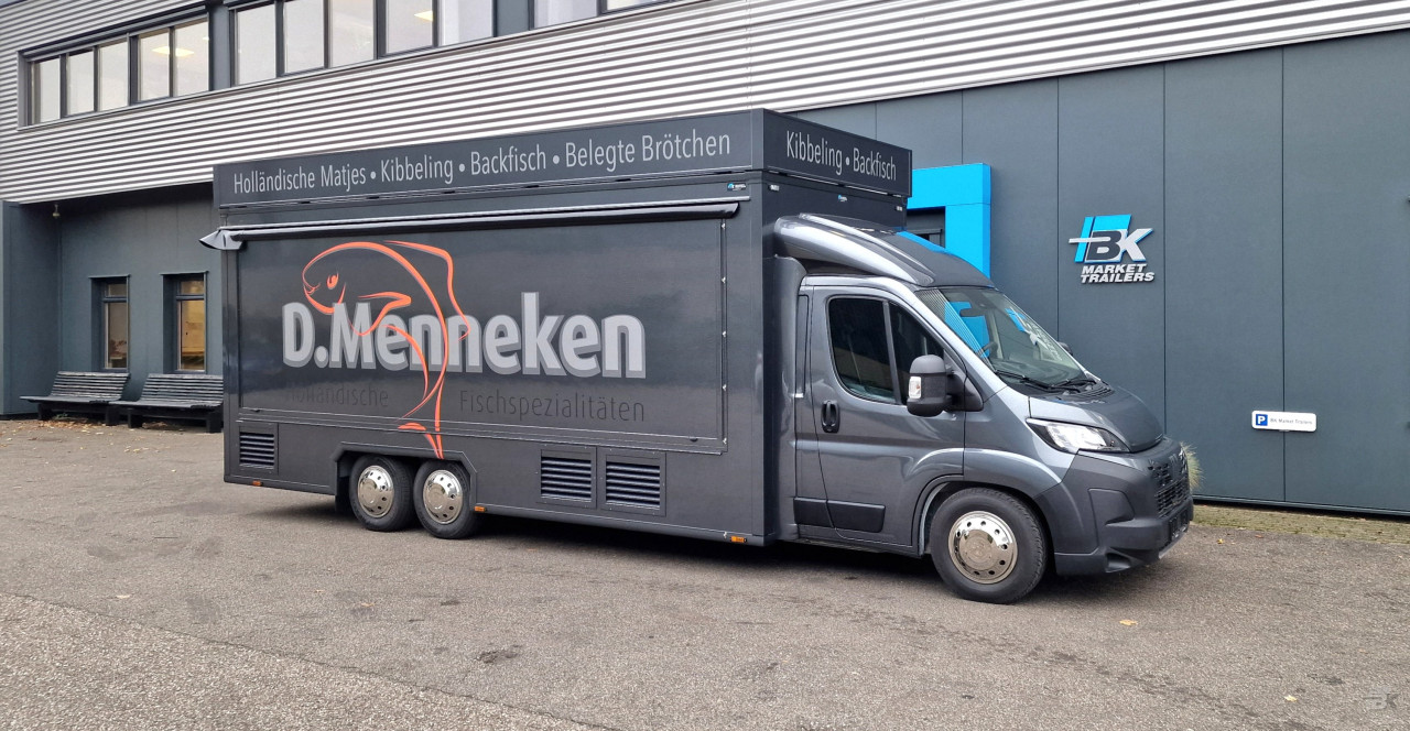 Zijaanzicht van een verkoopwagen voor vis met gesloten luifel