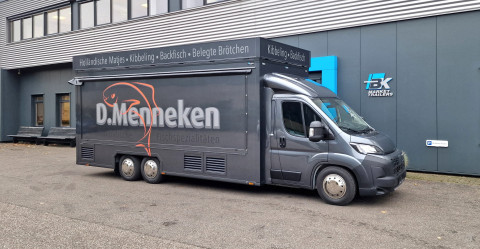 Zijaanzicht van een verkoopwagen voor vis met gesloten luifel