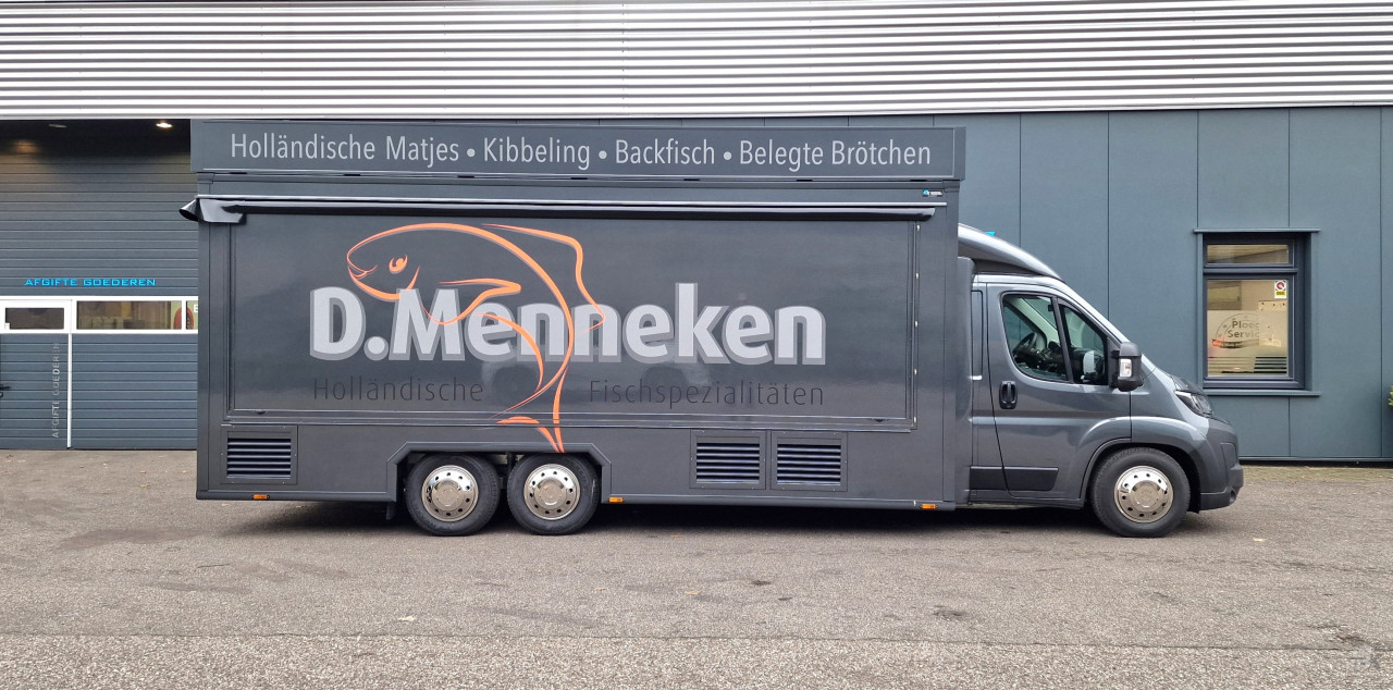 Zijaanzicht van een verkoopwagen voor vis met gesloten luifel
