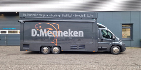 Zijaanzicht van een verkoopwagen voor vis met gesloten luifel