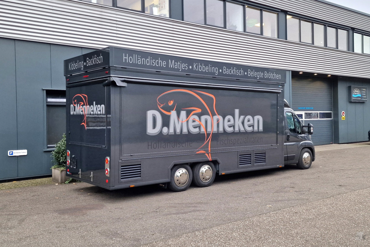 Zijaanzicht van een verkoopwagen voor vis met gesloten luifel