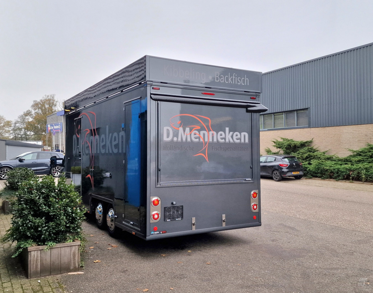 Achteraanzicht van een verkoopwagen voor vis