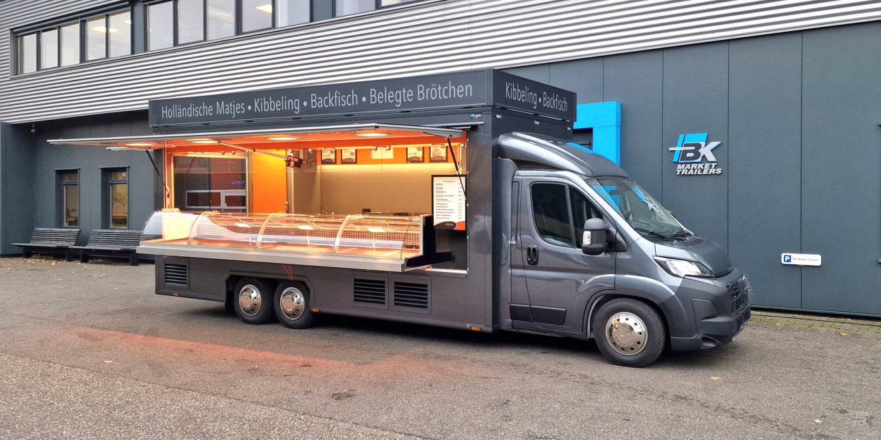 Zijaanzicht van een verkoopwagen voor vis met geopende luifel