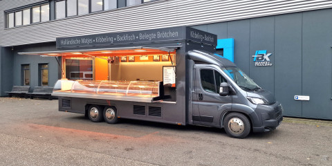 Zijaanzicht van een verkoopwagen voor vis met geopende luifel