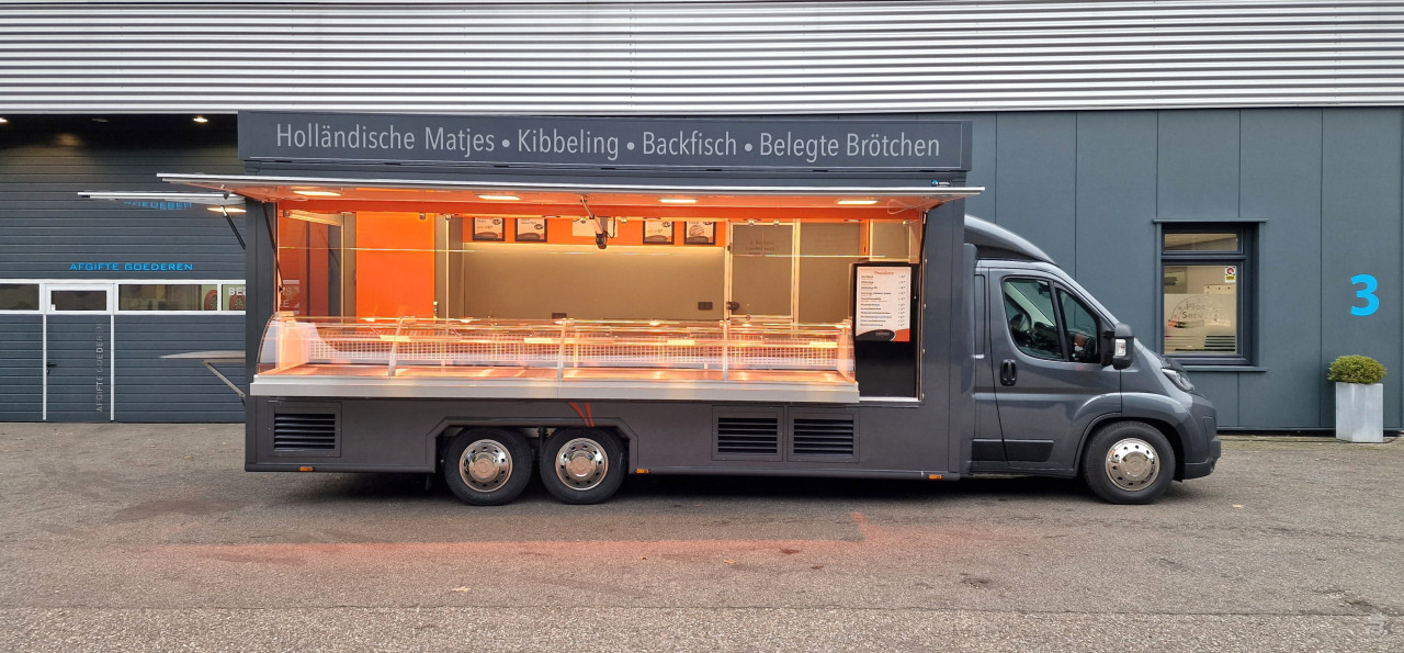Zijaanzicht van een verkoopwagen voor vis met geopende luifel