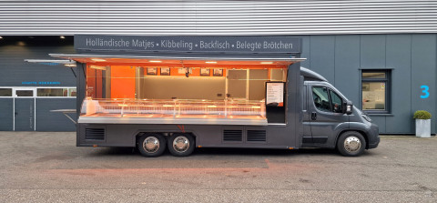Zijaanzicht van een verkoopwagen voor vis met geopende luifel