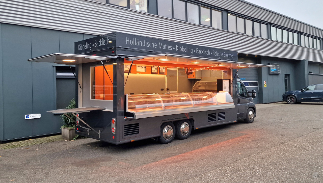Zijaanzicht van een verkoopwagen voor vis met geopende luifel