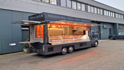 Zijaanzicht van een verkoopwagen voor vis met geopende luifel