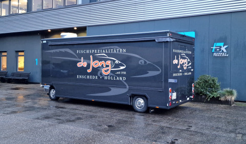 Zijaanzicht van een aanhangwagen voor vis met gesloten luifel