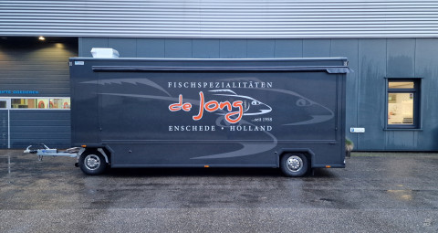 Zijaanzicht van een aanhangwagen voor vis met gesloten luifel