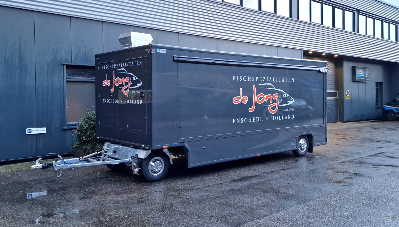 Zijaanzicht van een aanhangwagen voor vis met gesloten luifel