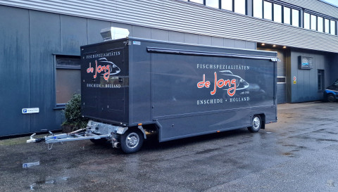 Zijaanzicht van een aanhangwagen voor vis met gesloten luifel