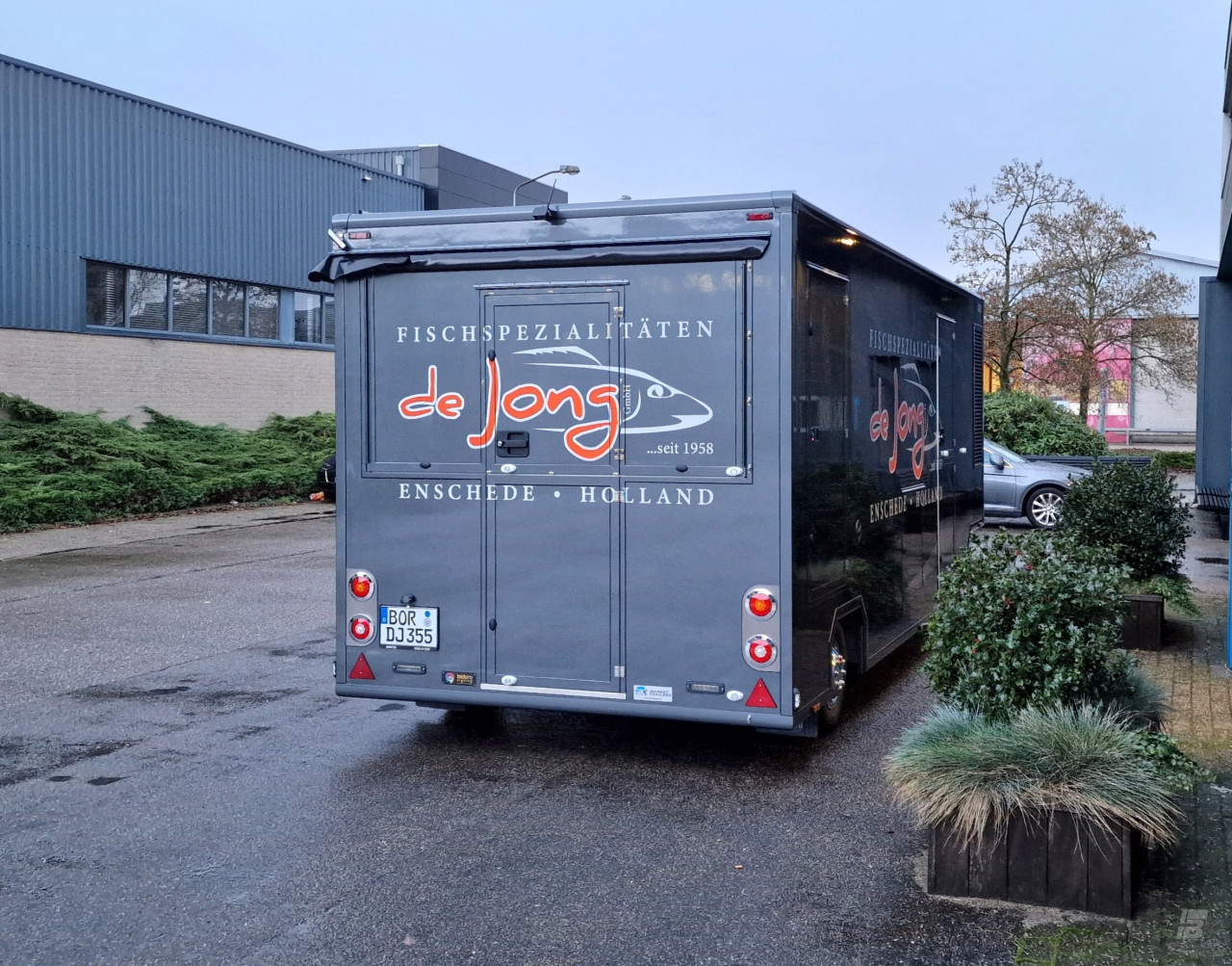 Achteraanzicht van een aanhangwagen voor vis
