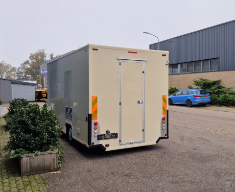 Achteraanzicht van een verkoopwagen voor diverse branches