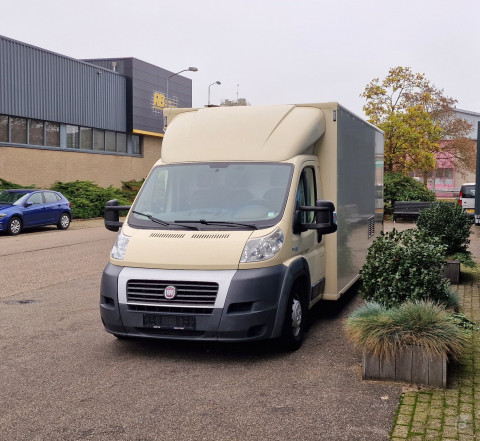 Vooraanzicht van een verkoopwagen voor diverse branches