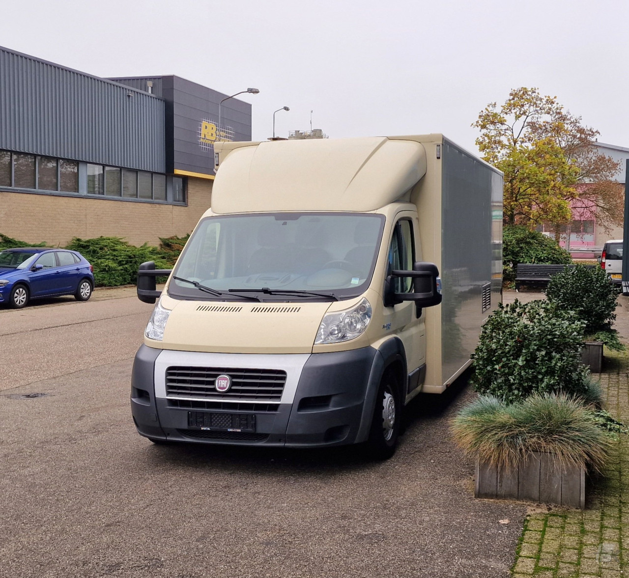 Vooraanzicht van een verkoopwagen voor diverse branches