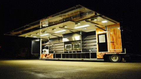 Zijaanzicht van een aanhangwagen voor brood met geopende luifel