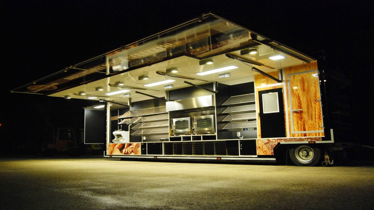Zijaanzicht van een aanhangwagen voor brood met geopende luifel
