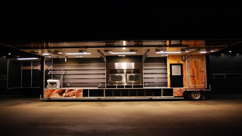 Zijaanzicht van een aanhangwagen voor brood met geopende luifel