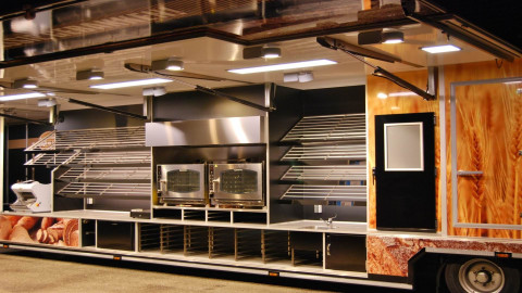 Binnenkant van een aanhangwagen voor brood
