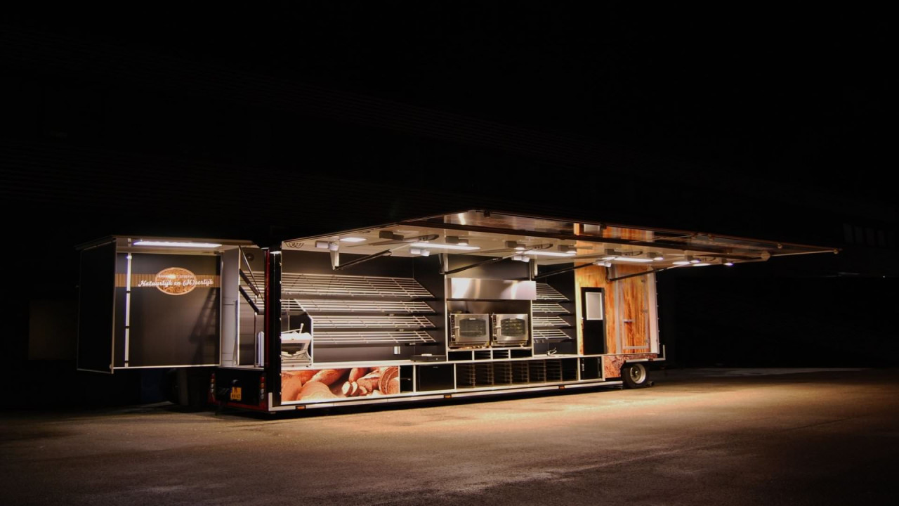 Zijaanzicht van een aanhangwagen voor brood met geopende luifel