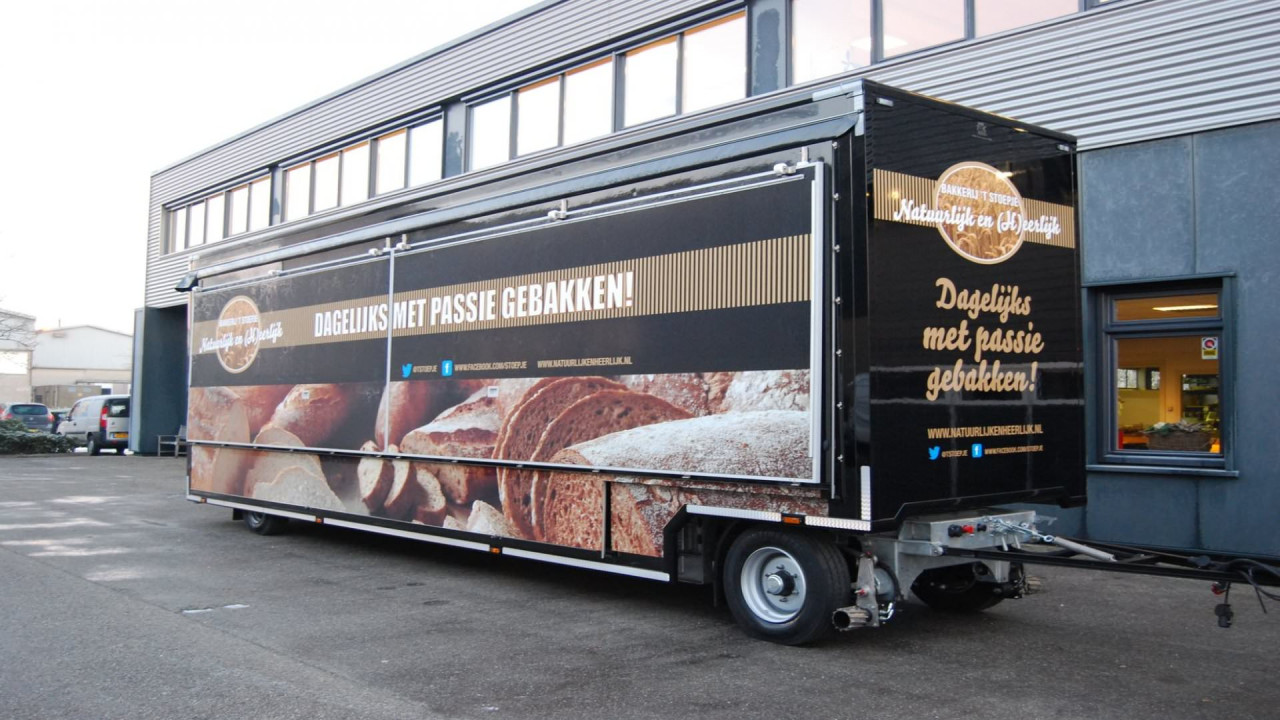 Zijaanzicht van een aanhangwagen voor brood met gesloten luifel