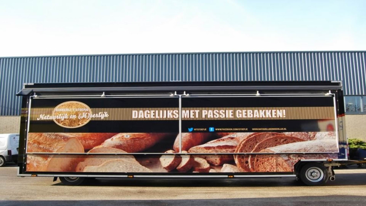 Zijaanzicht van een aanhangwagen voor brood met gesloten luifel
