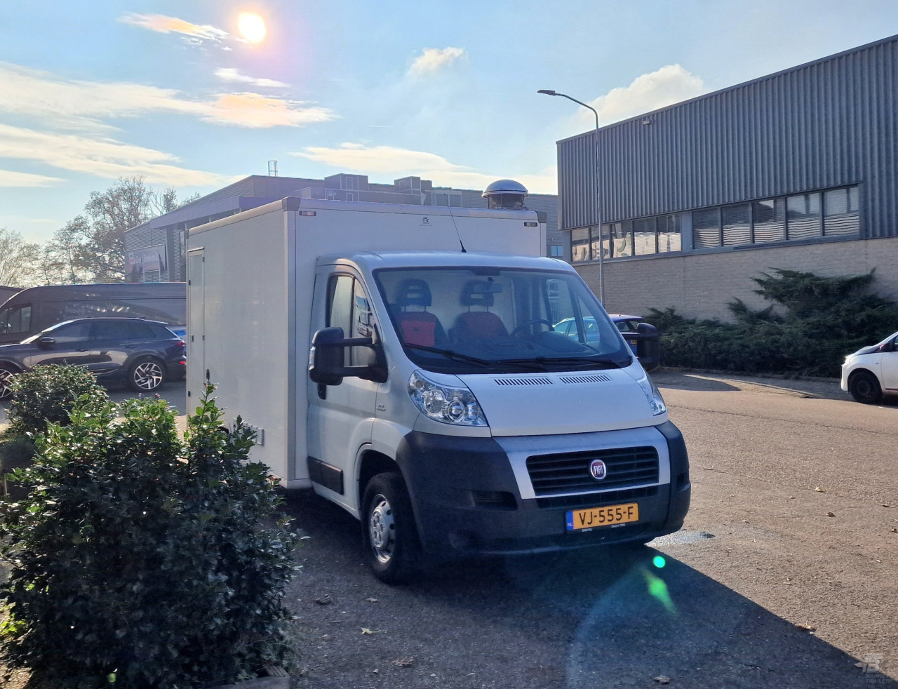 Vooraanzicht van een verkoopwagen voor diverse branches