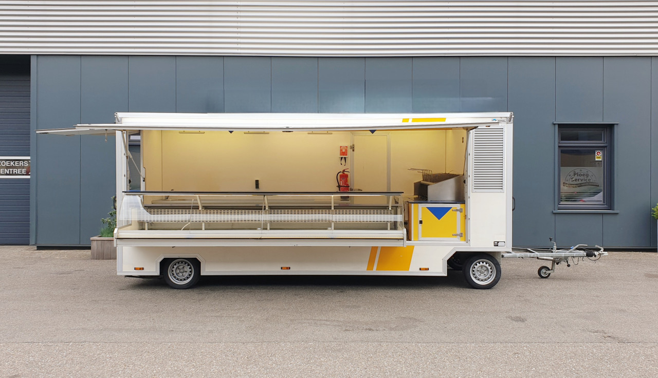 Zijaanzicht van een aanhangwagen voor diverse branches met geopende luifel