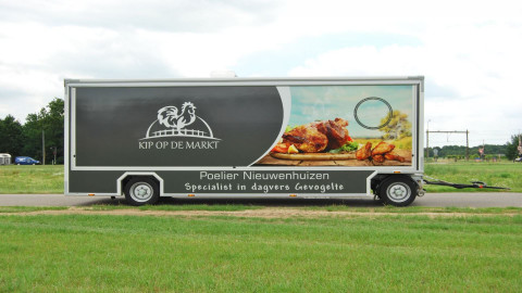 Zijaanzicht van een aanhangwagen voor kip met gesloten luifel