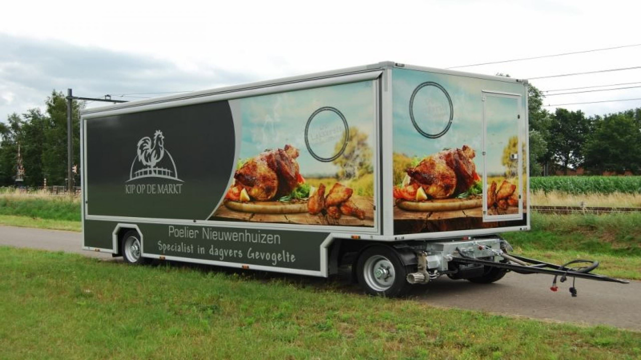 Vooraanzicht van een aanhangwagen voor kip