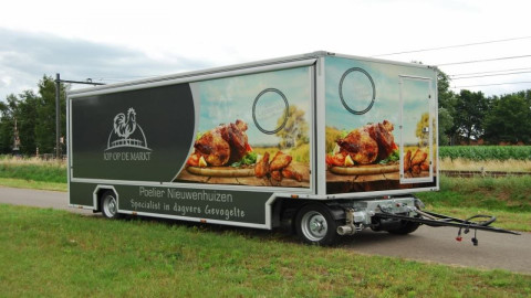 Vooraanzicht van een aanhangwagen voor kip