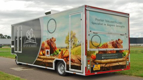 Achteraanzicht van een aanhangwagen voor kip