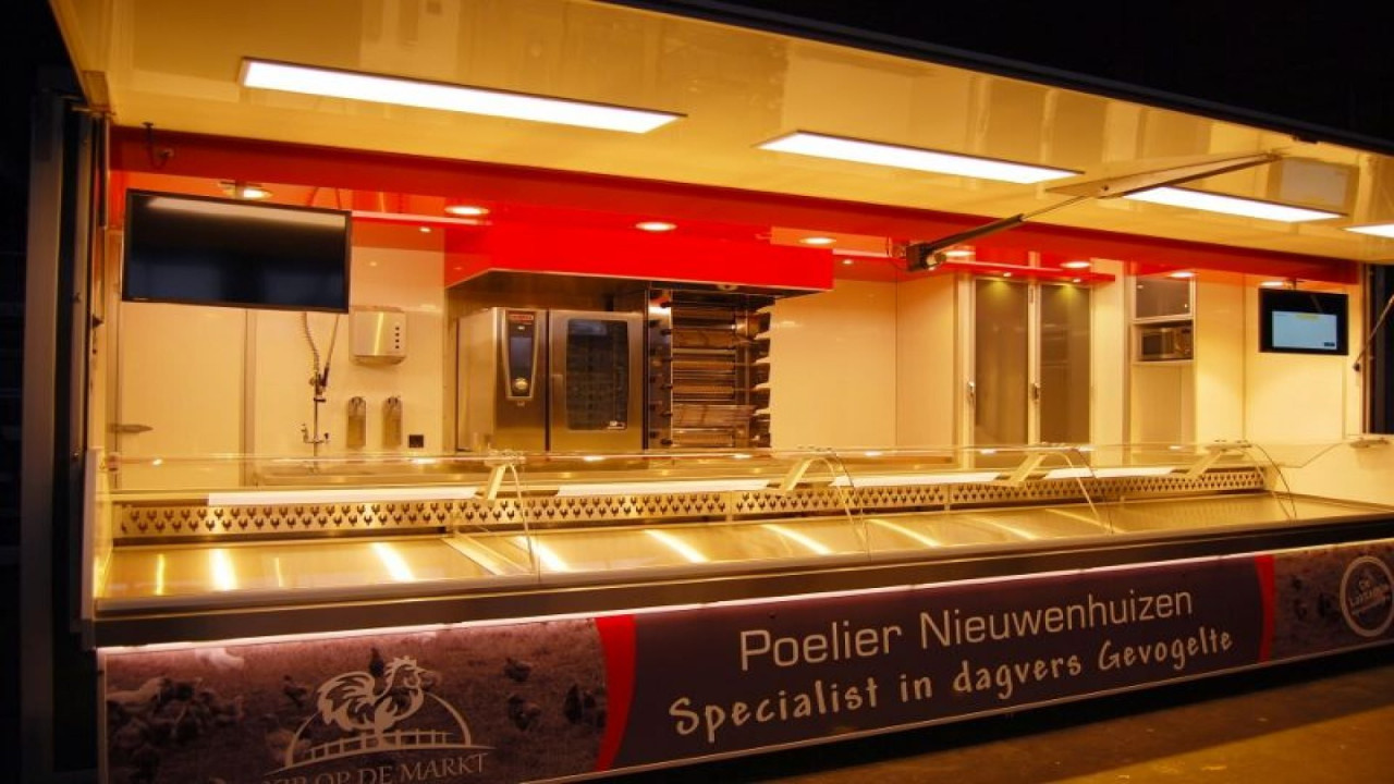 Zijaanzicht van een aanhangwagen voor kip met geopende luifel
