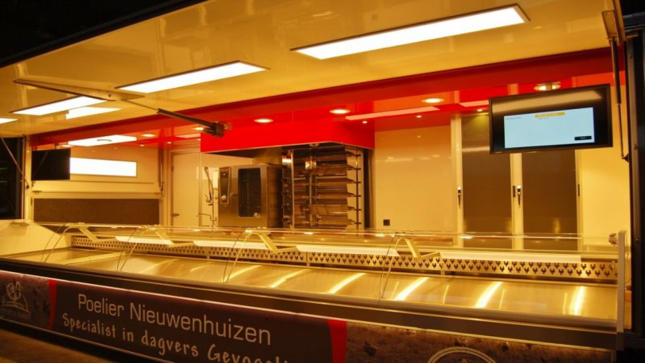 Zijaanzicht van een aanhangwagen voor kip met geopende luifel
