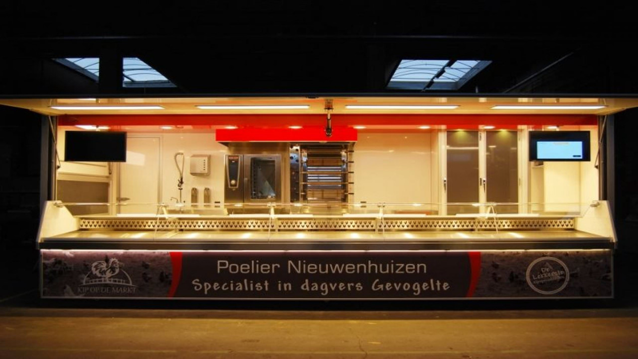 Zijaanzicht van een aanhangwagen voor kip met geopende luifel