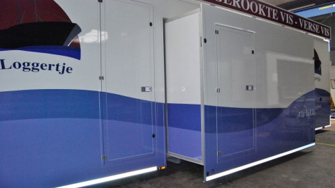 Zijaanzicht van een aanhangwagen voor vis