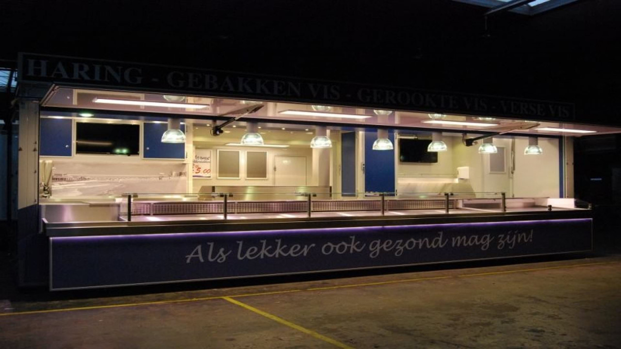 Zijaanzicht van een aanhangwagen voor vis met geopende luifel