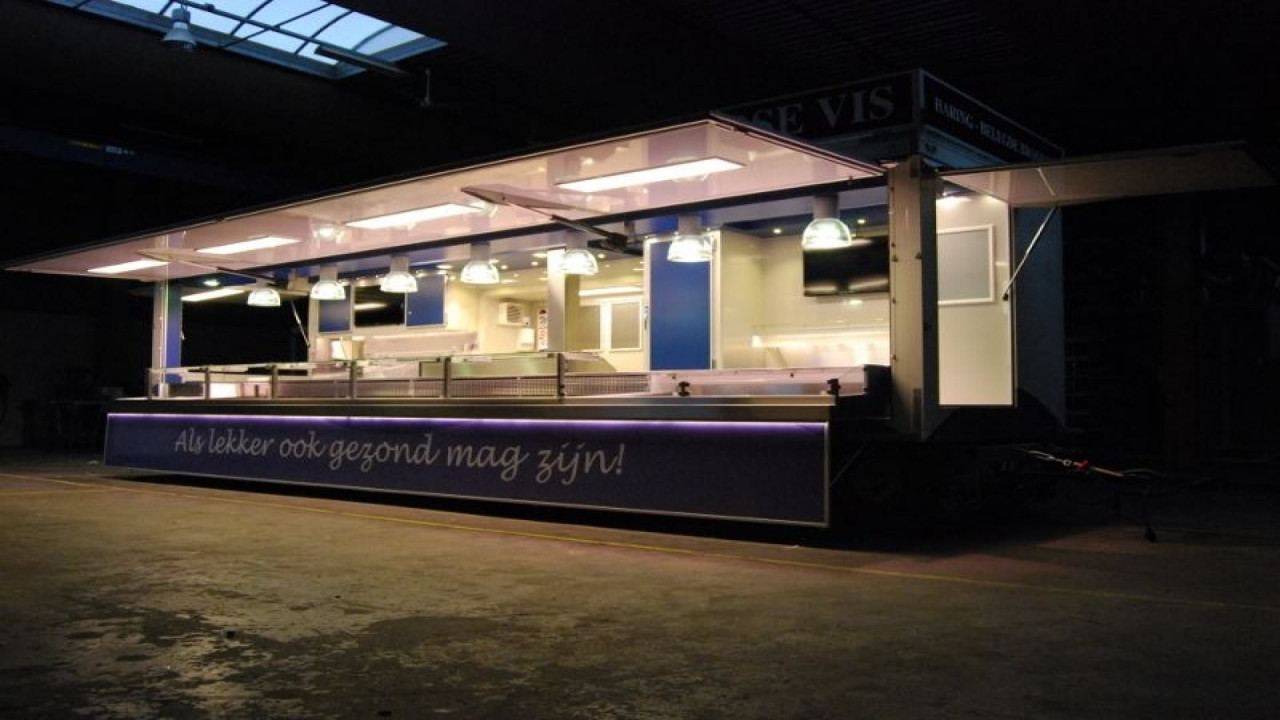Zijaanzicht van een aanhangwagen voor vis met geopende luifel