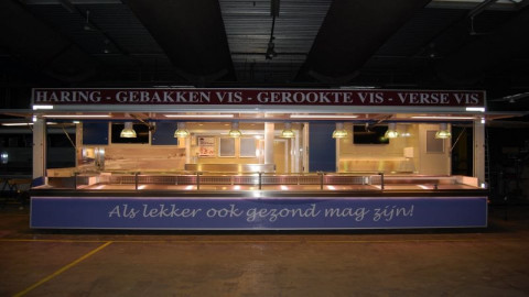 Zijaanzicht van een aanhangwagen voor vis met geopende luifel