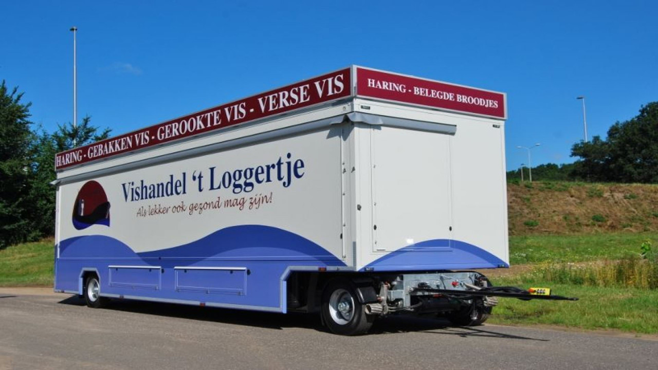 Zijaanzicht van een aanhangwagen voor vis met gesloten luifel