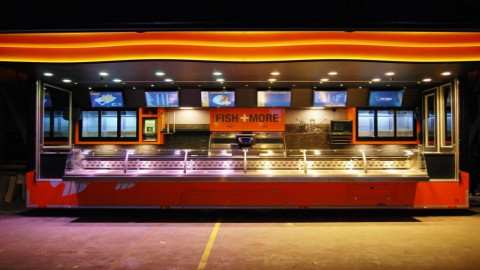 Zijaanzicht van een aanhangwagen voor vis met geopende luifel