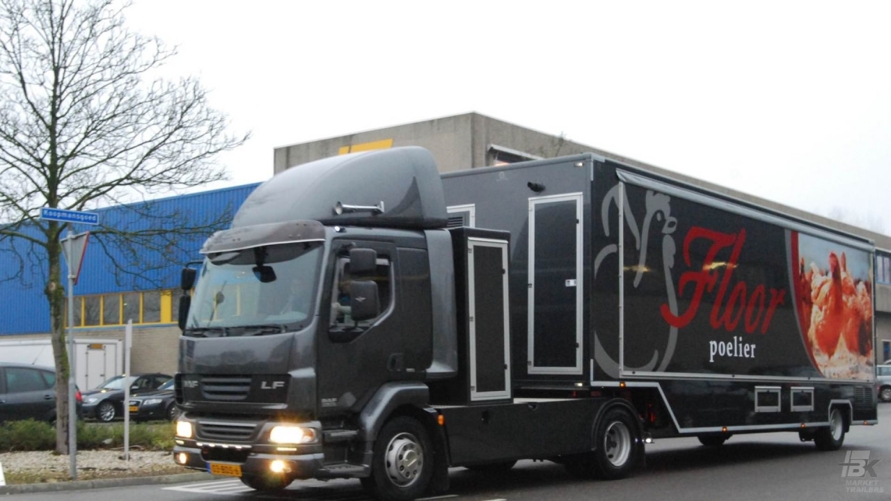 Complete combinatie van een opleggertrekker met verkoopwagen oplegger voor kip met gesloten luifel