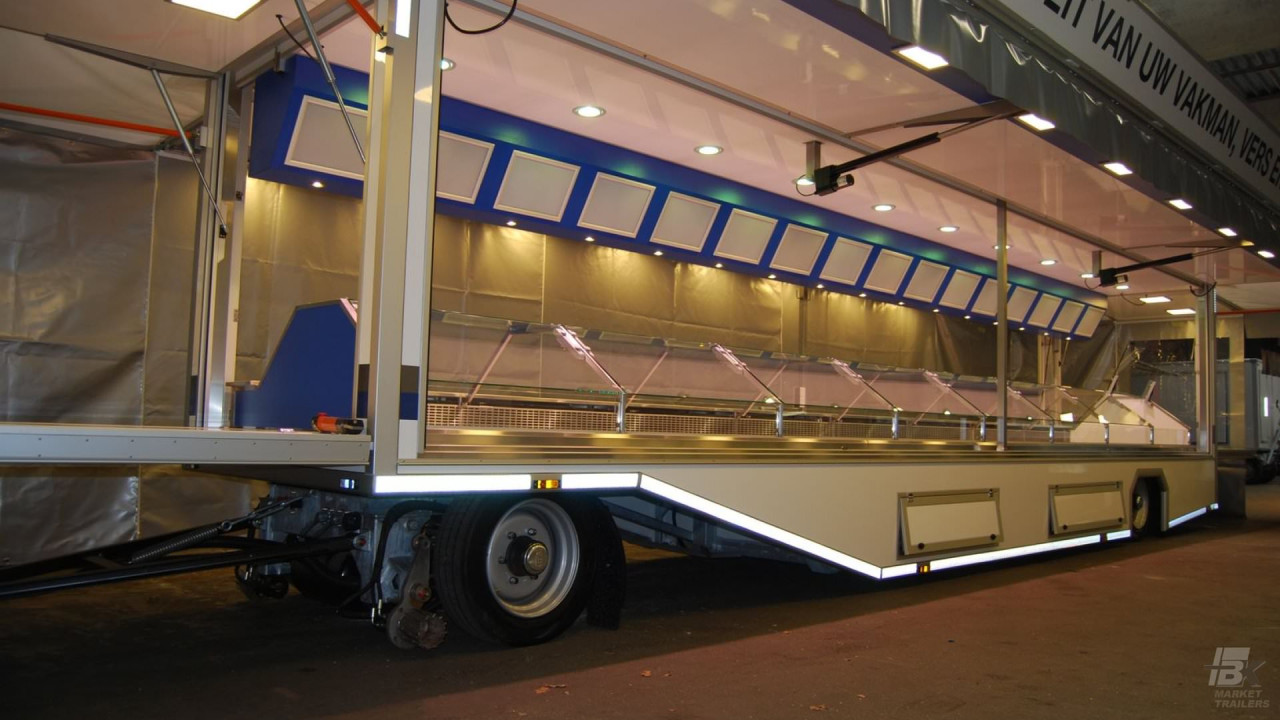 Zijaanzicht van een aanhangwagen voor kip met geopende luifel