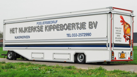 Zijaanzicht van een aanhangwagen voor kip met gesloten luifel