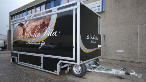 Zijaanzicht van een aanhangwagen voor Italiaans ijs met gesloten luifel