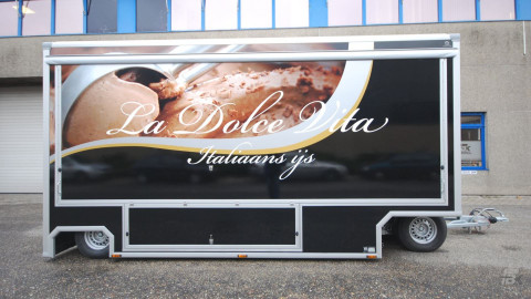 Zijaanzicht van een aanhangwagen voor Italiaans ijs met gesloten luifel