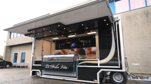 Zijaanzicht van een aanhangwagen voor Italiaans ijs met geopende luifel